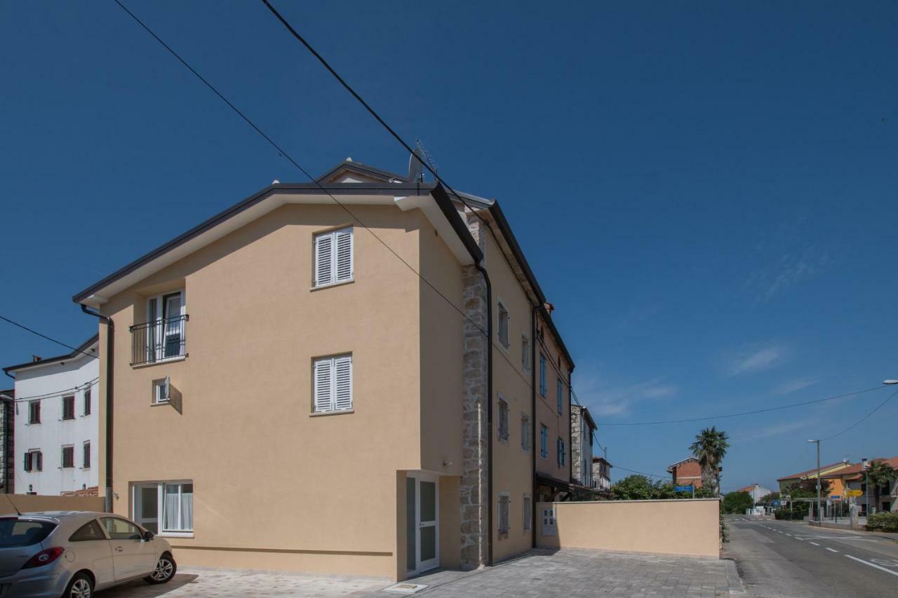 Lana House With Apartments Petrovija المظهر الخارجي الصورة